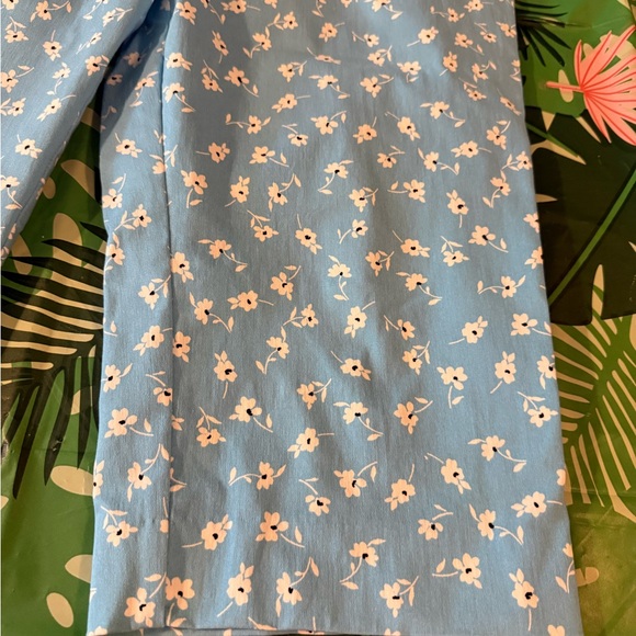Counterparts White Floral Stretch Blue Capri 16P Petite 16 - Picture 2 of 4